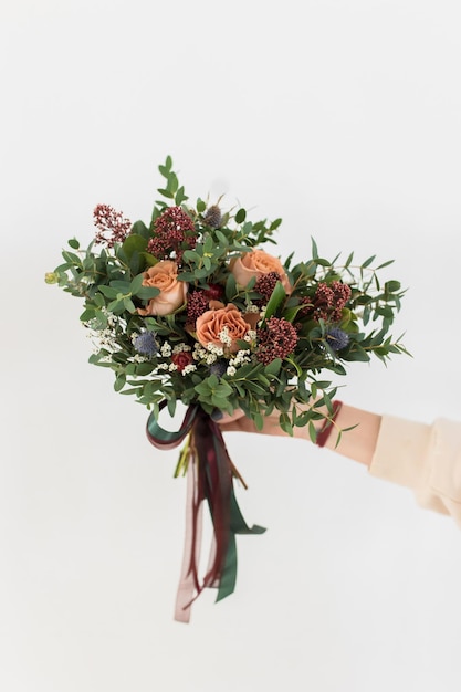 Buquê de casamento com rosa de eucalipto e cappuccino