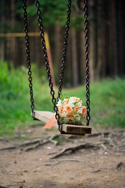 Foto buquê de casamento com rosas e ramos verdes