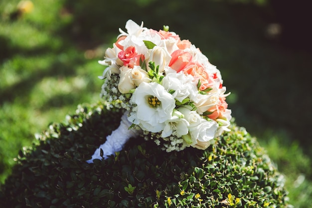 Buquê de casamento com rosas.