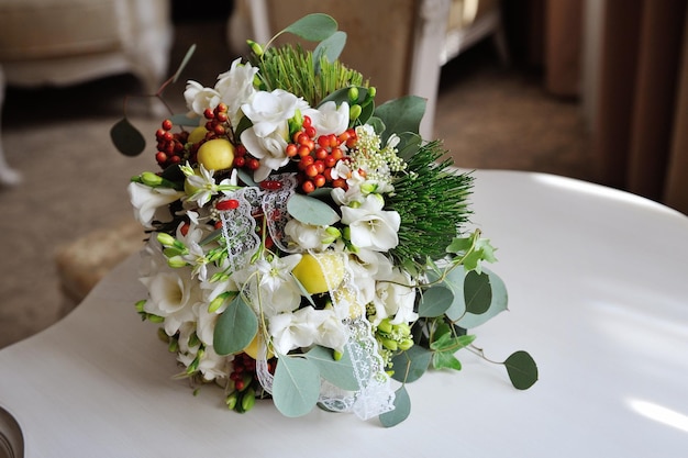 Buquê de casamento da noiva deitada na mesa