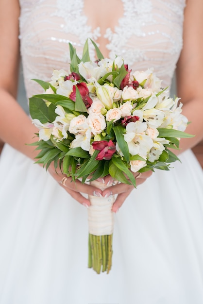 Buquê de casamento da noiva. Dia do casamento. Noiva feliz. O buquê da noiva. Lindo buquê de flores brancas. Flores bonitas.