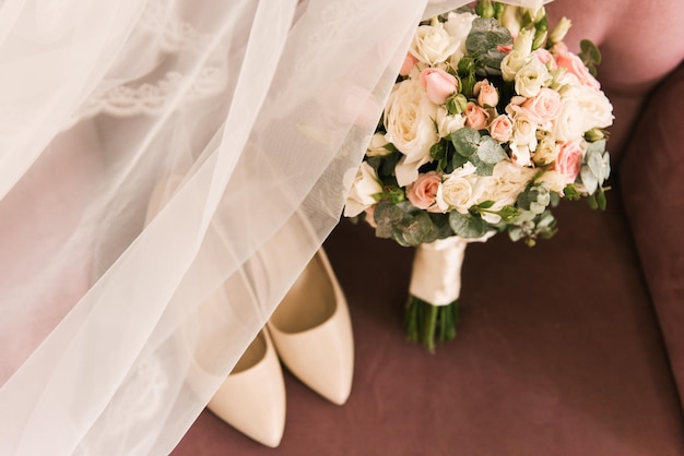 Buquê de casamento da noiva em um fundo rosa