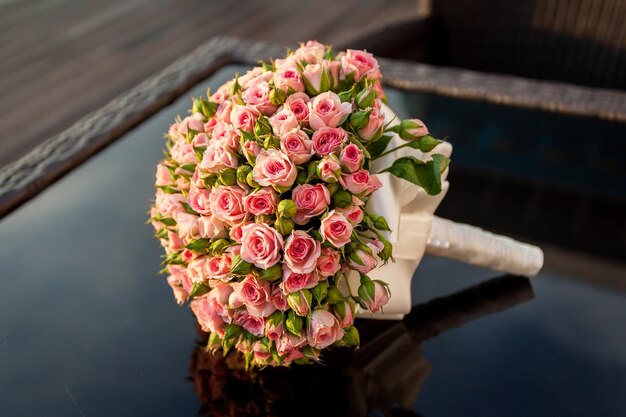 Buquê de casamento de beleza de pequenas rosas ao ar livre na mesa preta