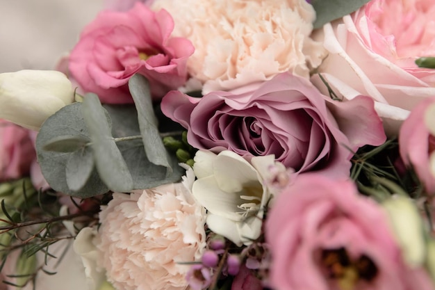 Buquê de casamento de flores diferentes. Detalhes da cerimônia de casamento.