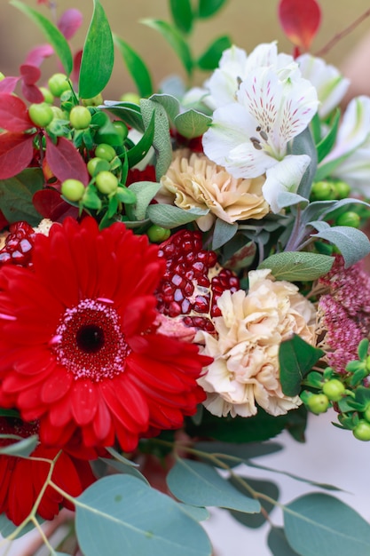 Buquê de casamento de flores, incluindo vermelho hypericum