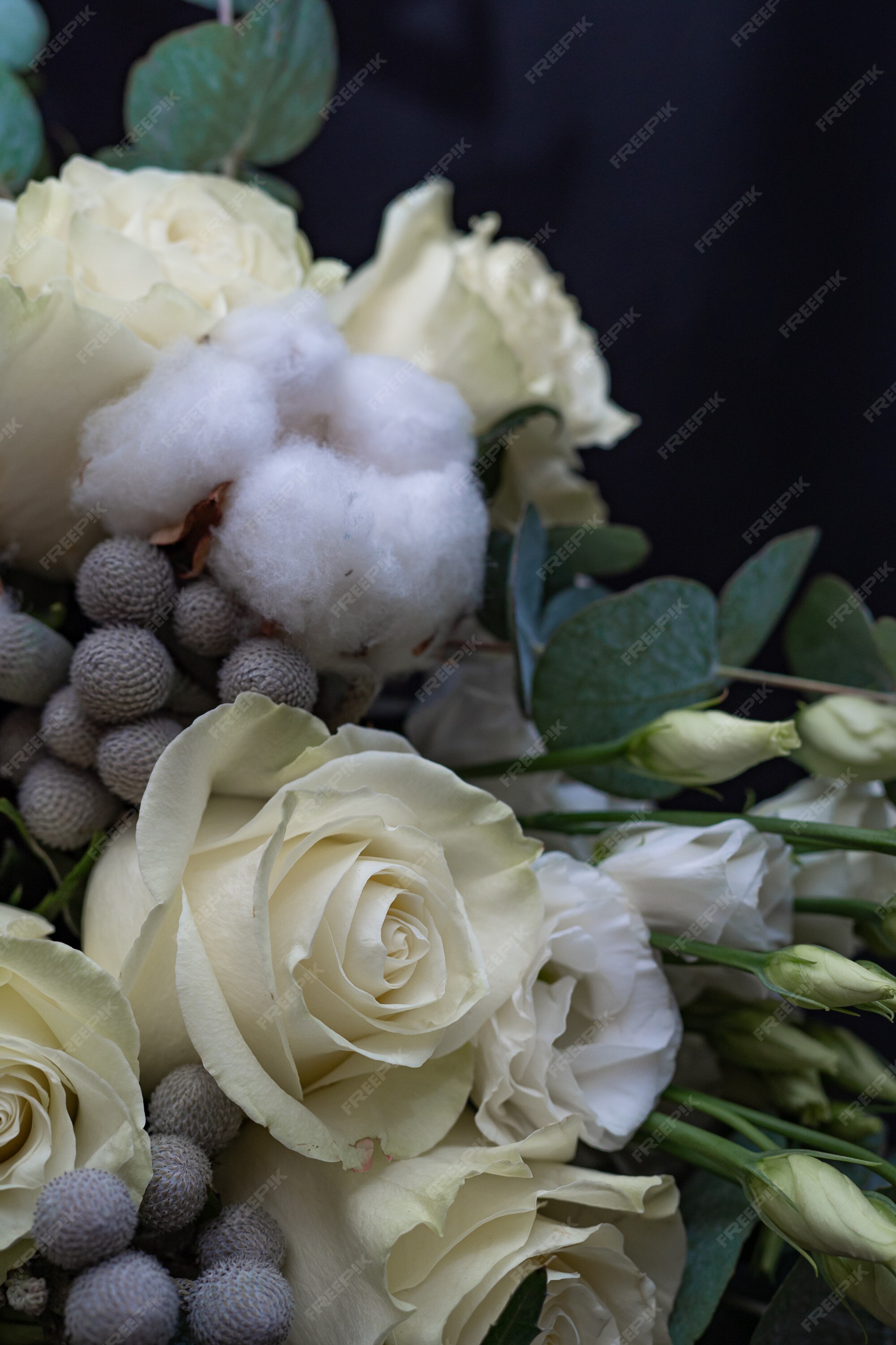 Buquê de casamento de inverno de rosas brancas, algodão e eringium em um  preto. o buquê da noiva. | Foto Premium