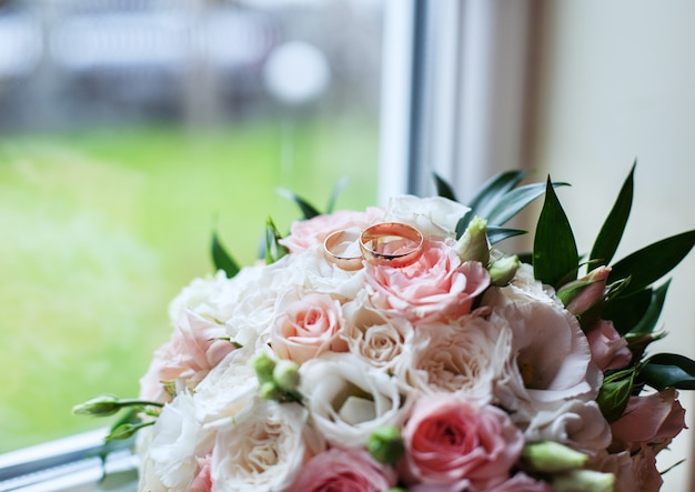 Buquê de casamento e anéis.