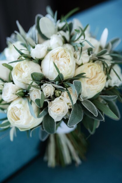 Buquê de casamento elegante de flores naturais frescas e hortaliças