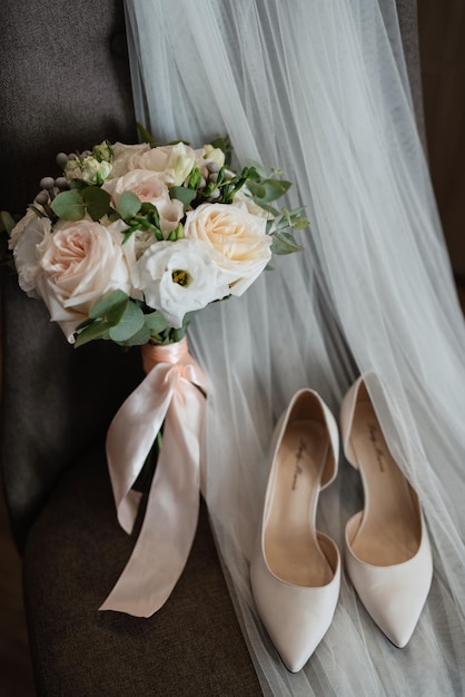 Buquê de casamento elegante de flores naturais frescas e hortaliças