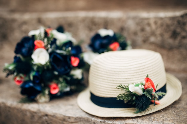 Buquê de casamento em um fundo de pedra