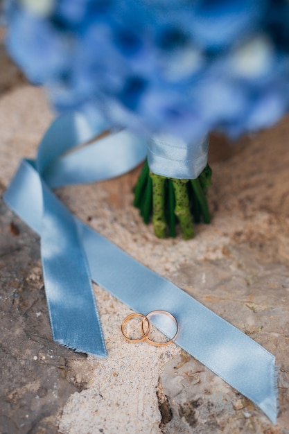 Buquê de casamento em um fundo de pedra