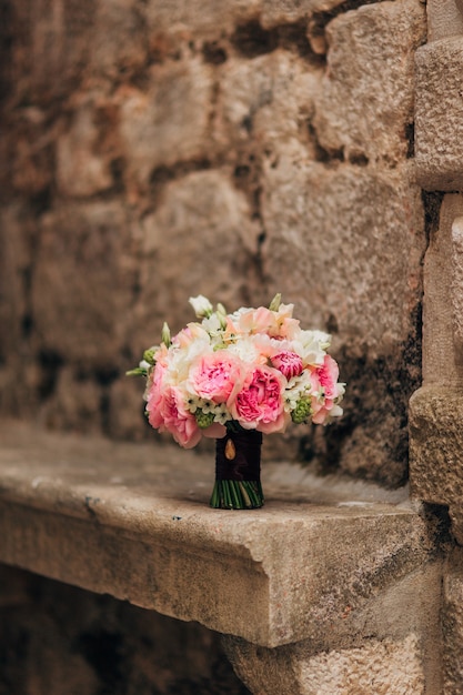 Buquê de casamento em um fundo de pedra