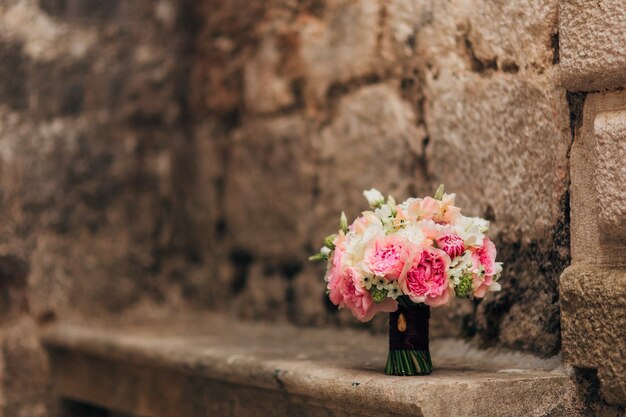 Buquê de casamento em um fundo de pedra