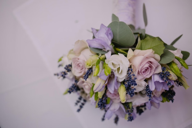 buquê de casamento em uma mesa branca. Fotos do buquê de casamento na cor pantone.