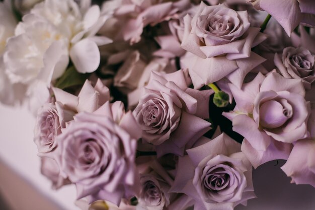 buquê de casamento em uma mesa branca. Fotos do buquê de casamento na cor pantone.