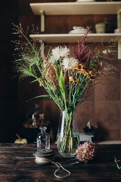 Buquê de casamento festivo de outono em um vaso com decoração floral de outono