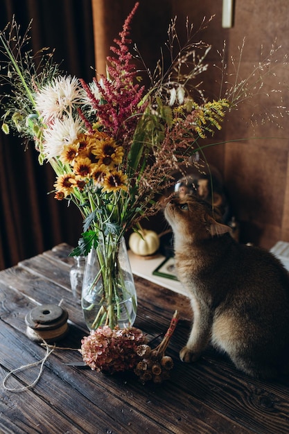 Buquê de casamento festivo de outono em um vaso com decoração floral de outono