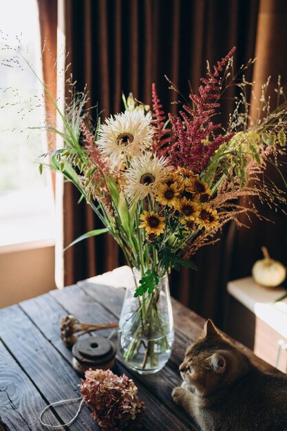 Buquê de casamento festivo de outono em um vaso com decoração floral de outono