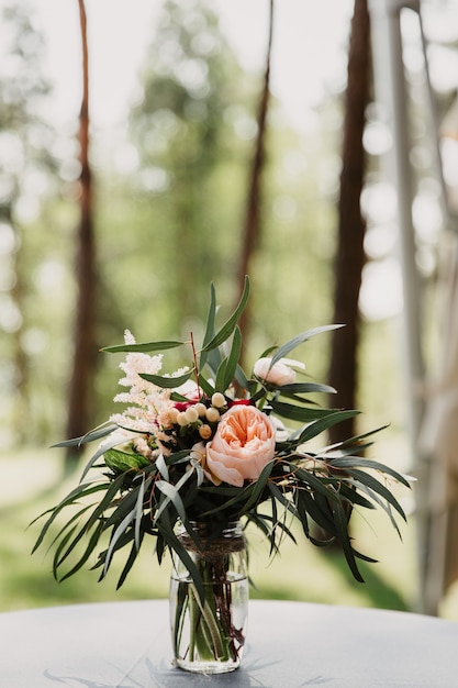 Buquê de casamento, flores para um feriado, buquê de noiva, rosas, lindas flores, folhagens, flores em um vaso, decoração, decorações, decoração festiva, frescor, natureza.