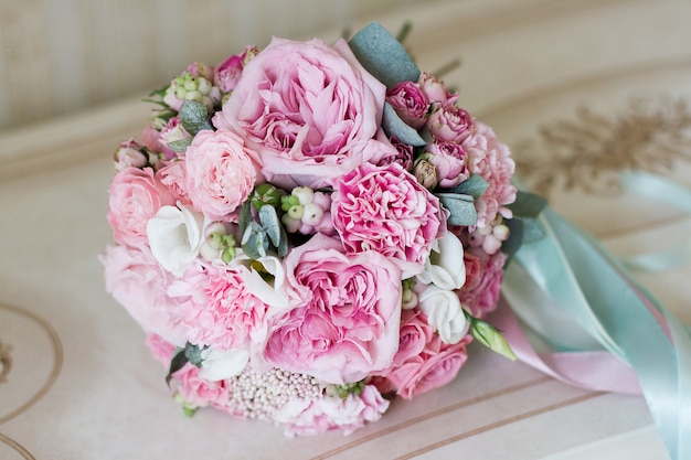 Buquê de casamento lindo de verão. Delicadas flores brilhantes para meninas