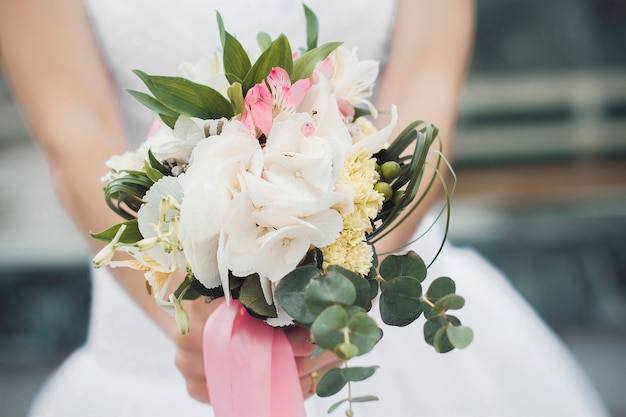 Buquê de casamento lindo de verão. Delicadas flores brilhantes para meninas