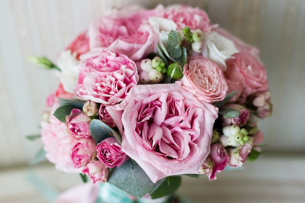 Buquê de casamento lindo de verão. Flores brilhantes