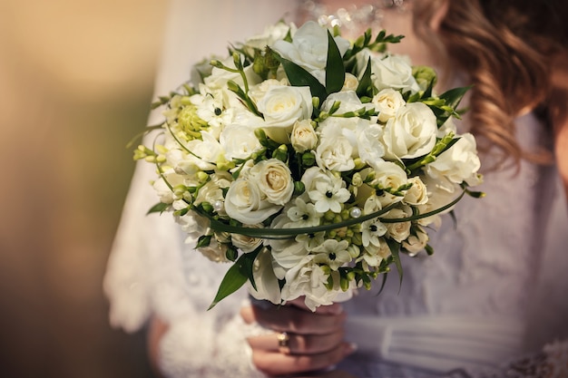 Buquê de casamento lindo na mão da noiva