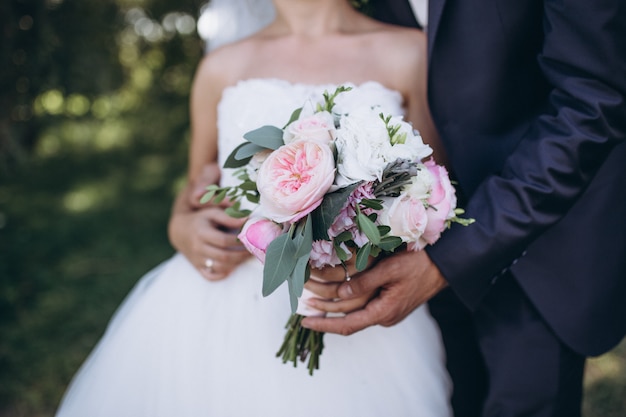 Buquê de casamento lindo na mão da noiva.