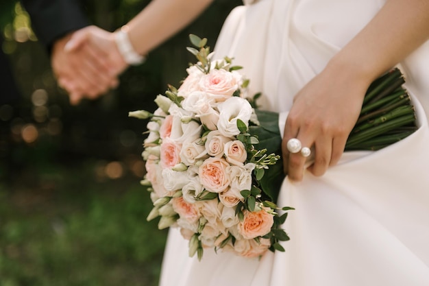 Buquê de casamento lindo nas mãos da noiva