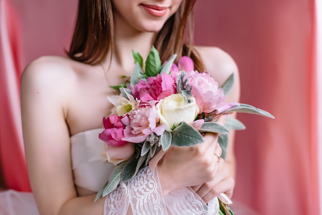 Buquê de casamento lindo nas mãos da noiva