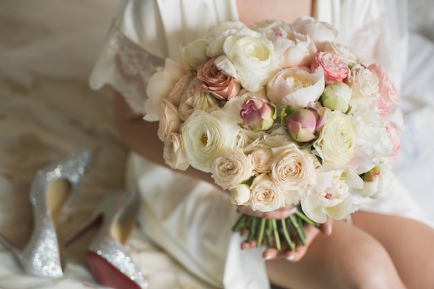 Buquê de casamento lindo nas mãos da noiva