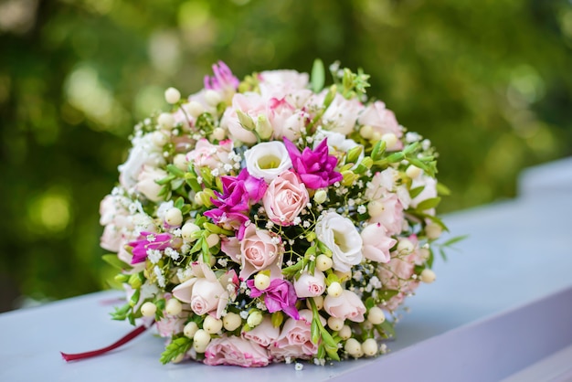 Buquê de casamento lindo nos trilhos