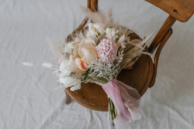 Buquê de casamento na cadeira