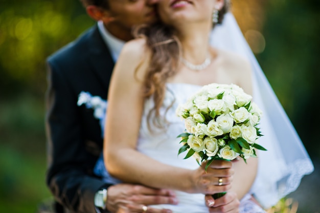 Buquê de casamento na mão da noiva