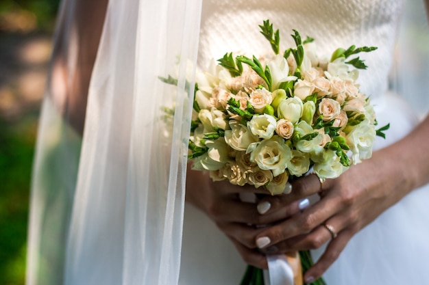 Foto buquê de casamento nas mãos da noiva