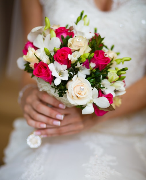 Buquê de casamento nas mãos da noiva