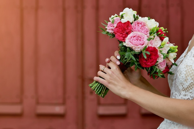 Buquê de casamento nas mãos da noiva