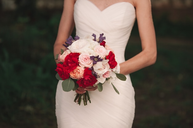 buquê de casamento nas mãos da noiva.