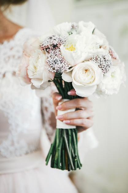 Foto buquê de casamento nas mãos da noiva