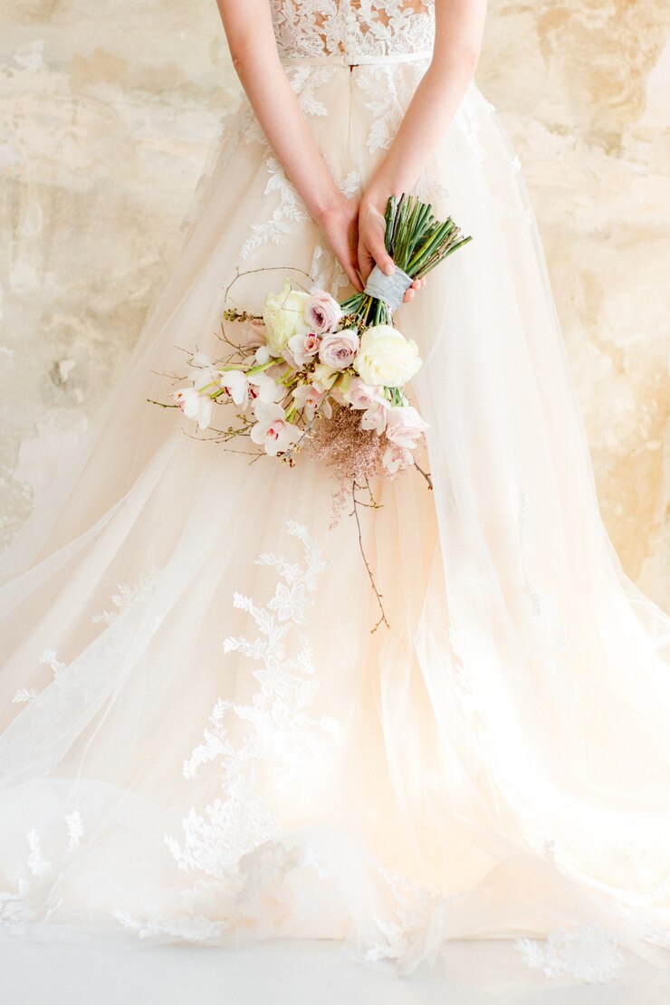 Buquê de casamento nas mãos da noiva