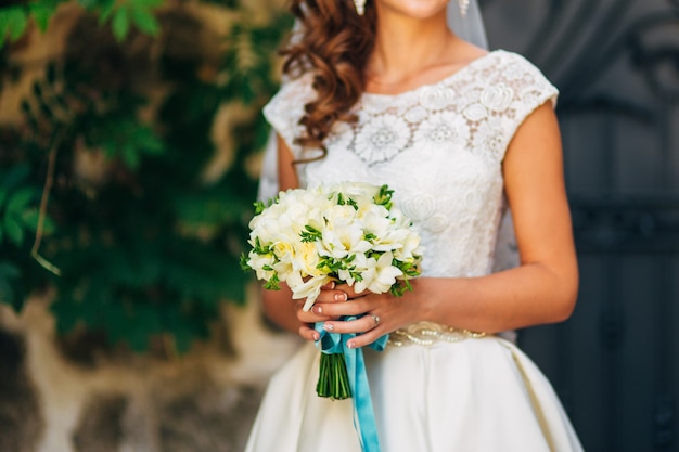 Buquê de casamento nas mãos da noiva