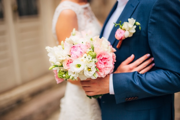 Buquê de casamento nas mãos da noiva