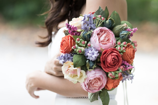 Buquê de casamento nas mãos da noiva.