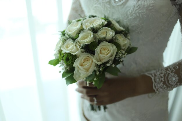 Buquê de casamento nas mãos da noiva