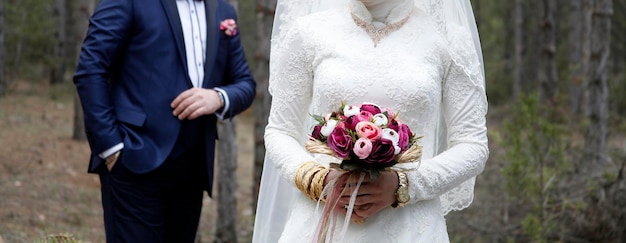 Buquê de casamento nas mãos da noiva