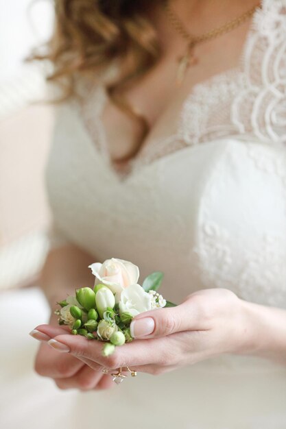 buquê de casamento nas mãos da noiva