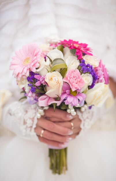 Buquê de casamento nas mãos da noiva