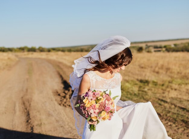 Buquê de casamento nas mãos da noiva