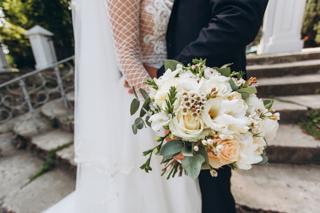 Buquê de casamento nas mãos da noiva.