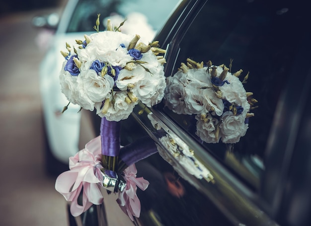 Buquê de casamento no carro